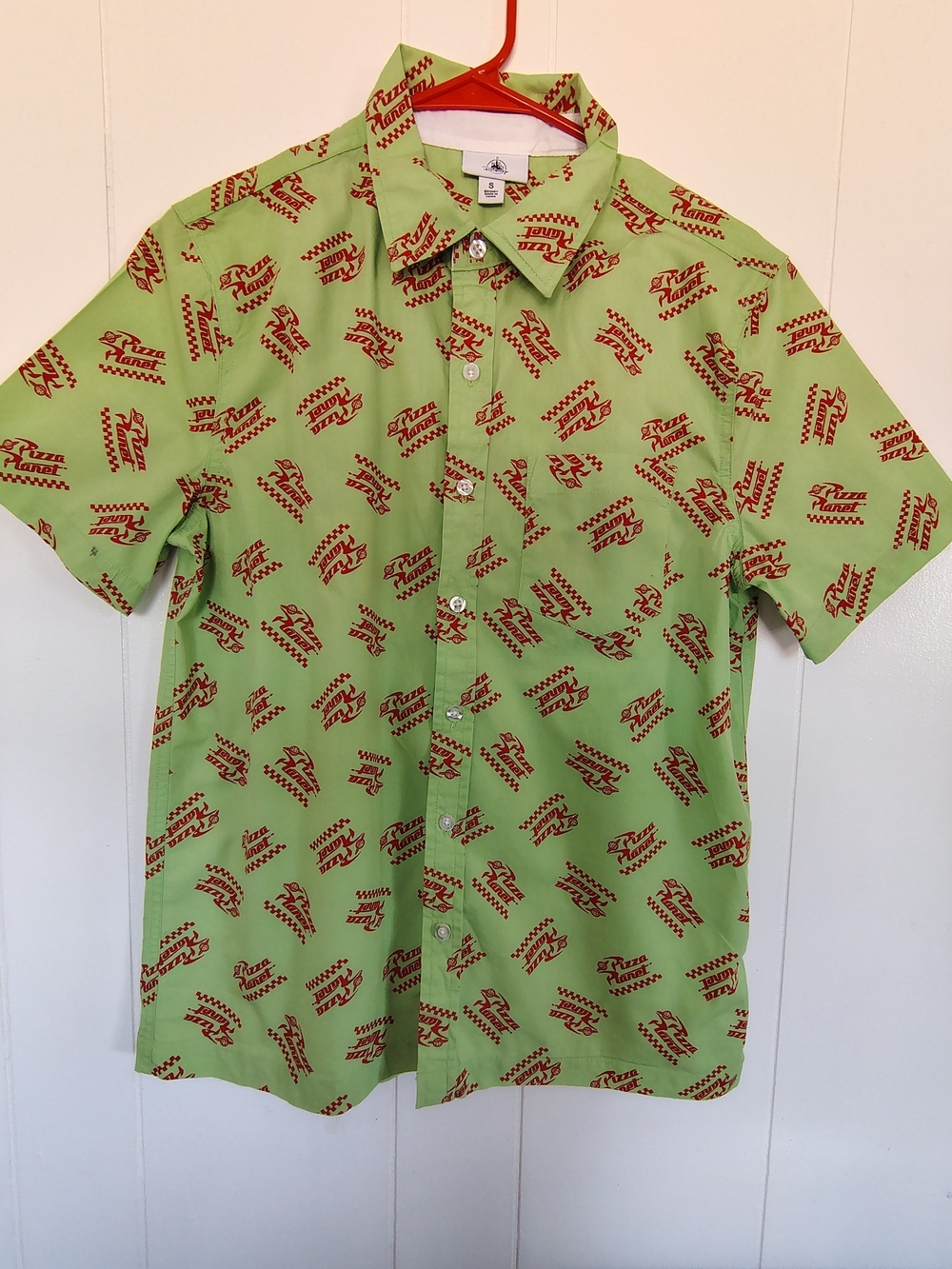 Disney Short-Sleeve Button-Down Shirt in Light Green with Red Print Size S.